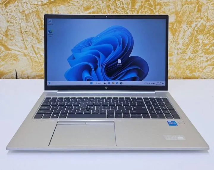 Apple laptop M4 1